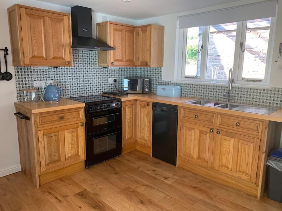 Cottage With Outstanding Views Velindre  Esterno foto